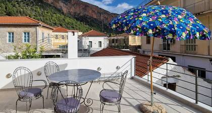 Renoviertes Steinhaus im Zentrum von Leonidion mit Zwei Wohneinheiten