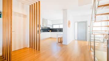 Mikrowelle, GeschirrspĂŒler, Wasserkocher mit Kaffee-/Teezubehör