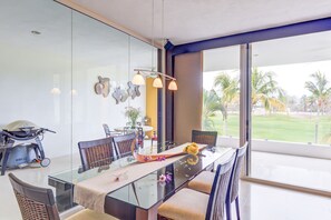 Apartamento superior, sacada, vista para a piscina | Opções para refeição no quarto