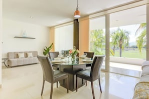 Apartamento executivo, sacada, vista para o campo de golfe | Opções para refeição no quarto