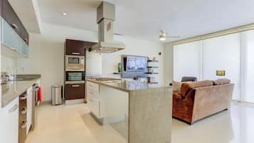 Luxury Apartment, Terrace, Garden View | Private kitchen