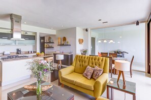Apartamento superior, sacada, vista para a piscina | Área de estar | TV de tela plana