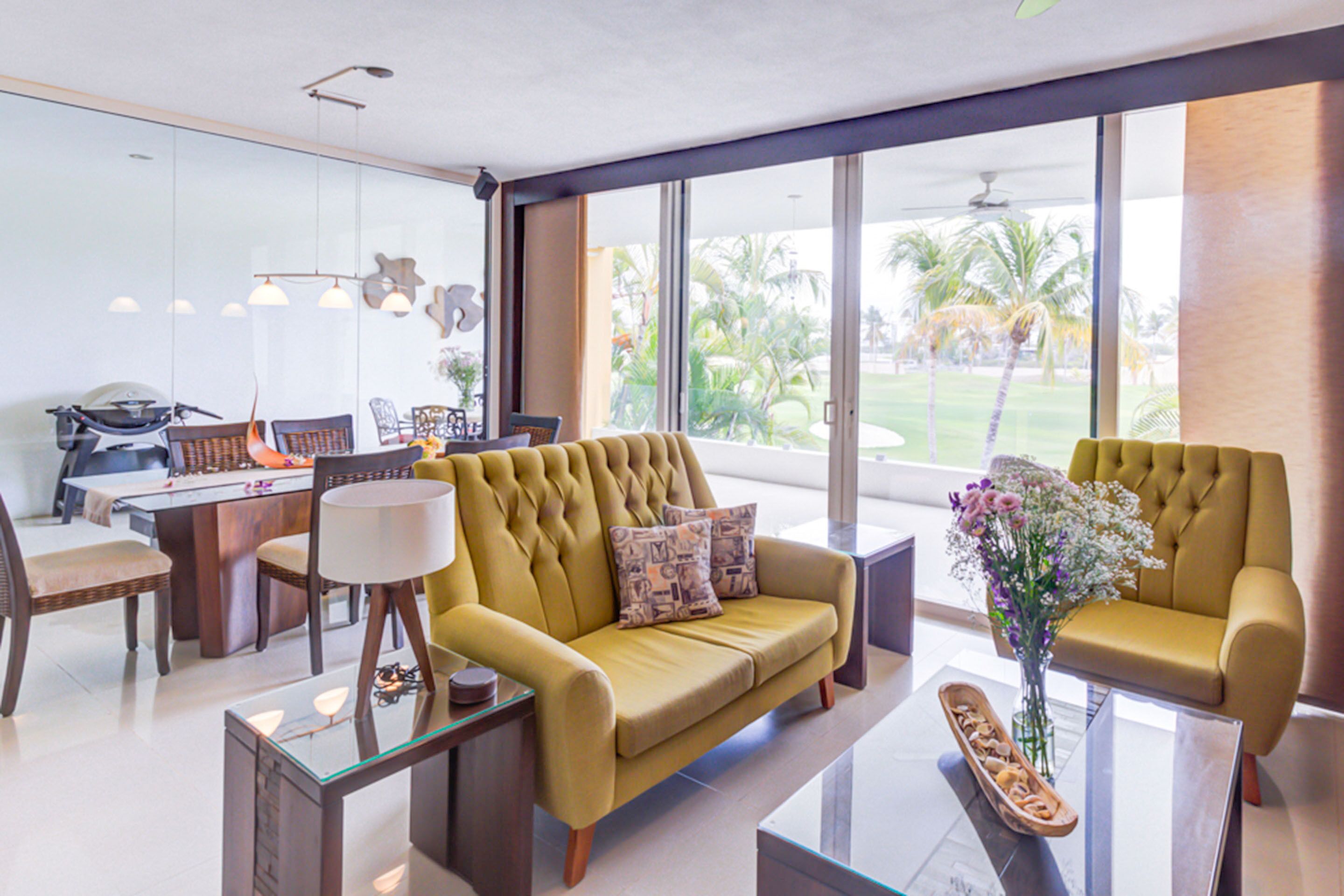 Departamento superior, balcón, vista a la alberca | Área de sala de estar | Televisión de pantalla plana 