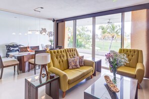 Leilighet – superior, balkong, bassengutsikt | Oppholdsområde | Flatskjerm-TV