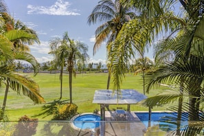 Apartamento executivo, sacada, vista para o campo de golfe | 2 quartos, ferros/tábuas de passar roupa, Wi-Fi de cortesia