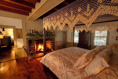 Romantic, Historic 1750 Early Colonial House near Casinos, Spa, Mystic and more!