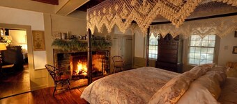 Romantic, Historic 1750 Early Colonial House near Casinos, Spa, Mystic and more!