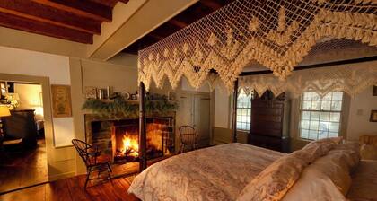 Romantic, Historic 1750 Early Colonial House near Casinos, Spa, Mystic and more!