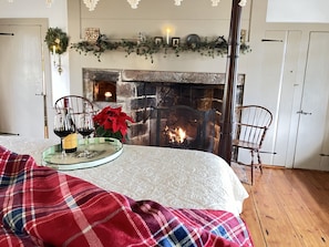 1 bedroom, iron/ironing board, free WiFi, bed sheets - Romantic, Historic 1750 Early Colonial House near Casinos, Spa, Mystic and more! (Lisbon)