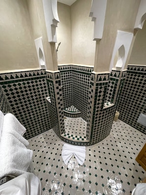 Deluxe-værelse til 4 personer | Badeværelse | Gratis toiletartikler, hårtørrer, badekåber, hjemmesko