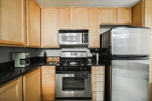 Fridge, microwave, oven, stovetop - SVS: 2 Bedroom with Balcony, 5min to LV Strip at Meridian Condos (Las Vegas)