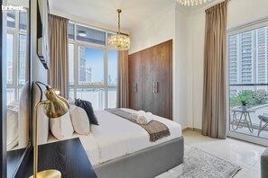 Lägenhet Deluxe | Värdeförvaringsskåp på rummet, skrivbord och strykjärn/strykbräda