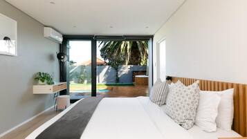 3 bedrooms, desk, iron/ironing board, travel crib