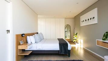 3 bedrooms, desk, iron/ironing board, travel crib