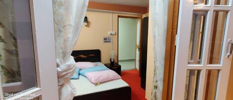 3 bedrooms, iron/ironing board, free WiFi, bed sheets