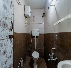Quadruple Room | Bathroom | Shower, rainfall showerhead, towels