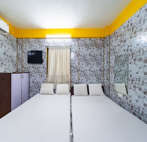 Quadruple Room | Hypo-allergenic bedding, desk, bed sheets - Vasavi Residenzcy (Puducherry)