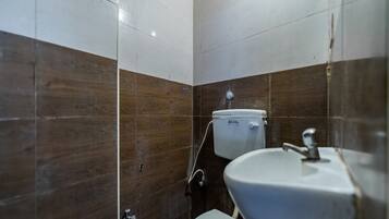 Doppelzimmer | Badezimmer | Dusche, Regendusche, Handtücher