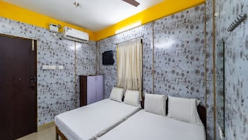 Quadruple Room | Hypo-allergenic bedding, desk, bed sheets