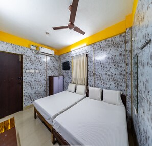 Quadruple Room | Hypo-allergenic bedding, desk, bed sheets - Vasavi Residenzcy (Puducherry)