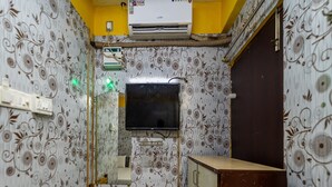 Triple Room | Hypo-allergenic bedding available, desk, bed sheets - Vasavi Residenzcy (Puducherry)