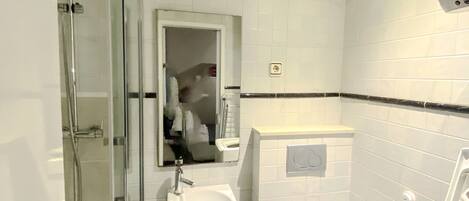 Douche, sĂšche-cheveux, serviettes fournies, savon
