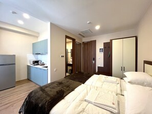 Classic Studio | Hypo-allergenic bedding, in-room safe, individually decorated, desk - Hotel West Tbilisi (Tbilisi)