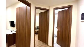 Perussviitti | Allergiatestatut vuodevaatteet, tallelokero huoneessa