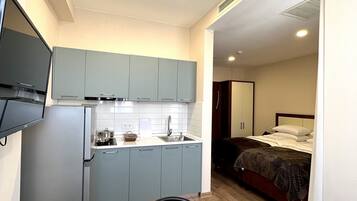 Classic Studio | Hypo-allergenic bedding, in-room safe, individually decorated, desk