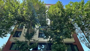Un immeuble à plusieurs étages sur lequel on peut lire l’inscription : « HÔTEL WEST TABILISI ».