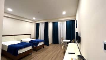 Habitación con 2 camas individuales, 2 camas individuales, vistas a la ciudad | 1 dormitorio, ropa de cama hipoalergénica, caja fuerte