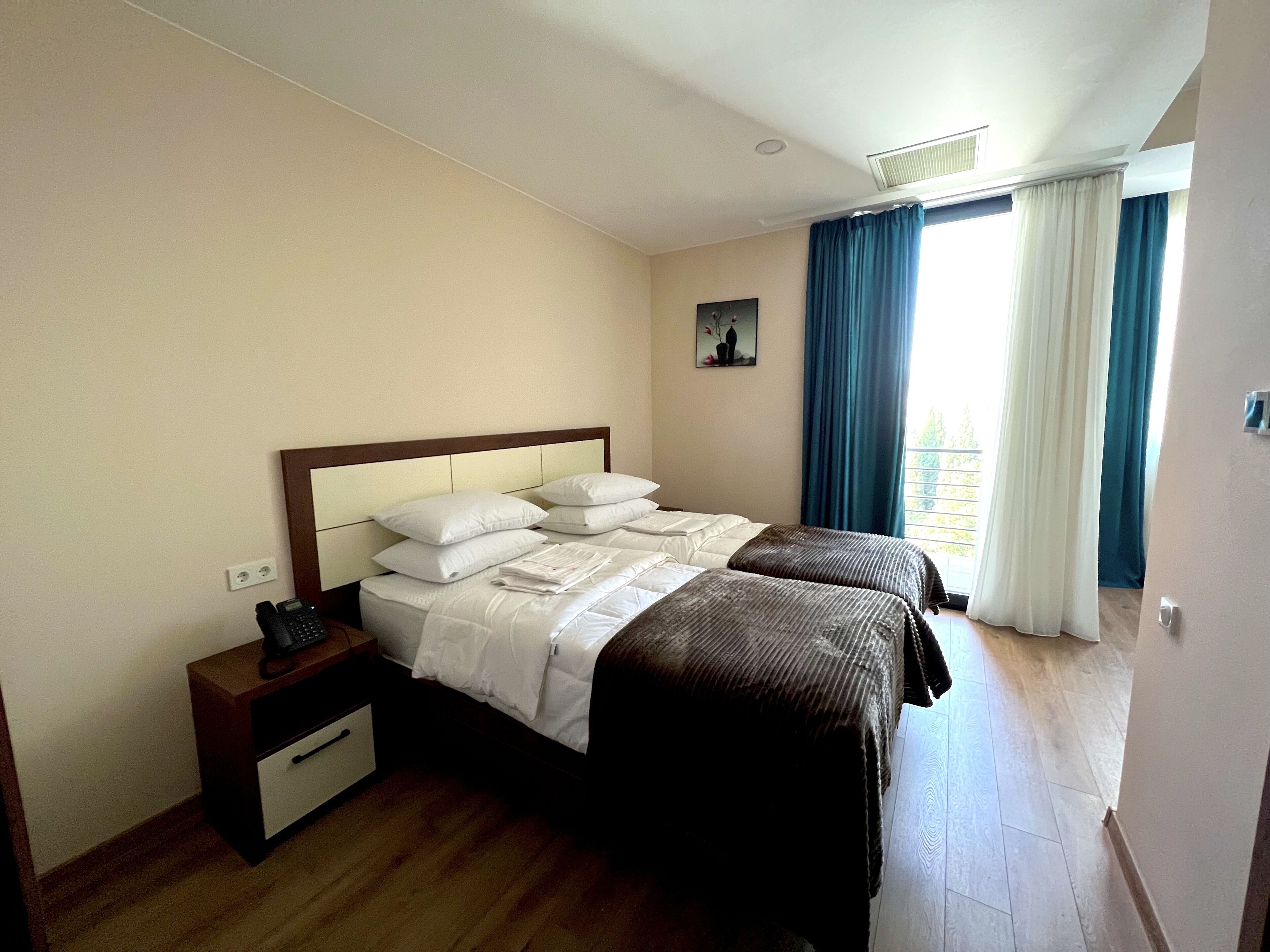 Studio – classic | Allergitestet sengetøy, safe på rommet og individuelt dekorert