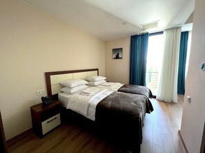 Classic Studio | Hypo-allergenic bedding, in-room safe, individually decorated, desk