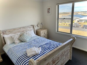 4 bedrooms, iron/ironing board, bed sheets, wheelchair access - Secluded home, high up on the sand dunes over looking open ocean and Marina (Cape Jaffa)