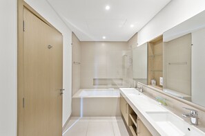 Hiustenkuivaaja, pyyhkeet, vessapaperi