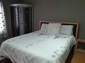 9 bedrooms, iron/ironing board, WiFi, bed sheets - Slumberlake Guest House Offering Free Wifi and Secure Parking Space + Breakfast. (Johannesburg)