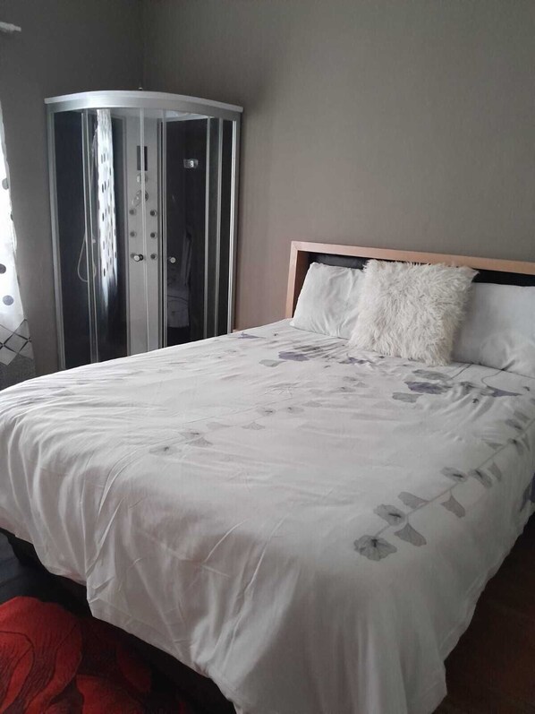 9 bedrooms, iron/ironing board, WiFi, bed sheets - Slumberlake Guest House Offering Free Wifi and Secure Parking Space + Breakfast. (Johannesburg)