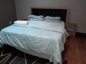 9 bedrooms, iron/ironing board, WiFi, bed sheets - Slumberlake Guest House Offering Free Wifi and Secure Parking Space + Breakfast. (Johannesburg)