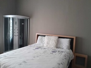 9 bedrooms, iron/ironing board, WiFi, bed sheets - Slumberlake Guest House Offering Free Wifi and Secure Parking Space + Breakfast. (Johannesburg)