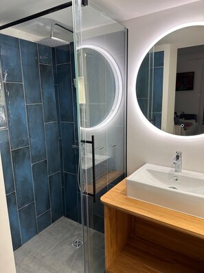 Dusche, Haartrockner, Handtücher, Toilettenpapier