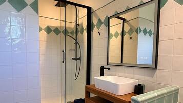 Een douche, een haardroger, handdoeken, toiletpapier