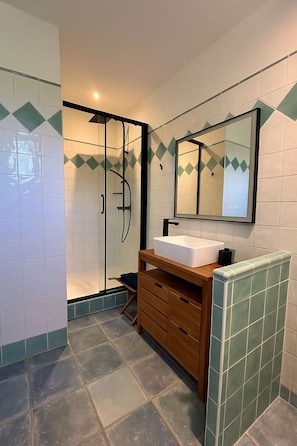 Shower, hair dryer, towels, toilet paper
