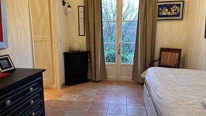 2 quartos, ferros/tábuas de passar roupa, berço de viagem