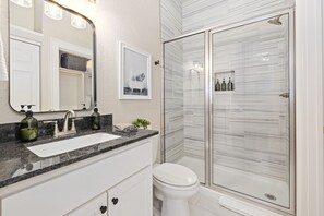 Douche, séchoir à cheveux, serviettes fournies, savon