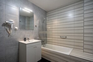 Superior Double Room | Iron/ironing board, free WiFi, bed sheets - Leevin Guesthouse Faro (Faro)