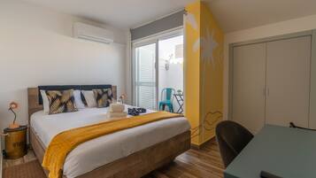 Tabla de planchar con plancha, wifi gratis y ropa de cama
