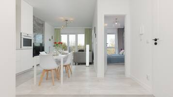 Microwave, oven, dishwasher, coffee/tea maker