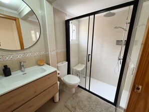 Shower, hair dryer, towels, soap - Casita Danita (Gran Alacant)