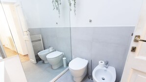 Et moderne badeværelse med toilet, bidet og bidetbrænde.