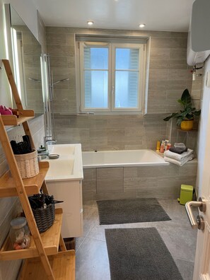 Douche, serviettes fournies, savon, shampoing